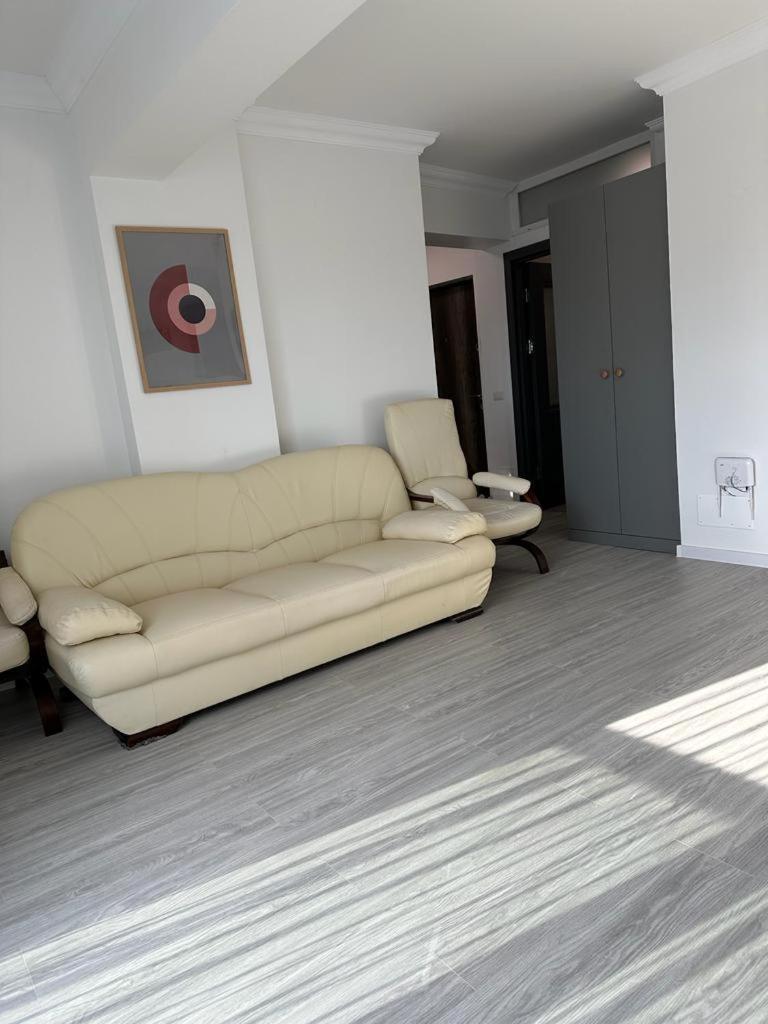 Cozy Holidays In Center Of Suceava Esplanada المظهر الخارجي الصورة